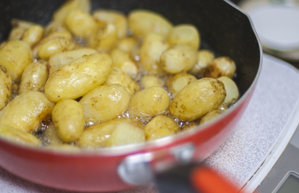 暮らしに合わせて選びたいフライパンの色の違い