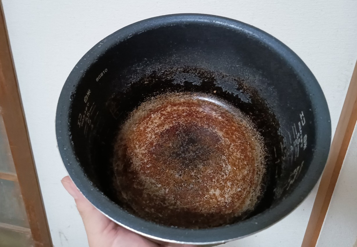コーティングが剥がれたタイガー製炊飯器の内釜の写真。